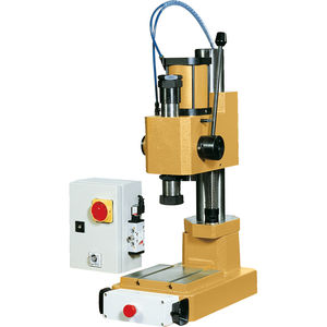 空圧式プレス机