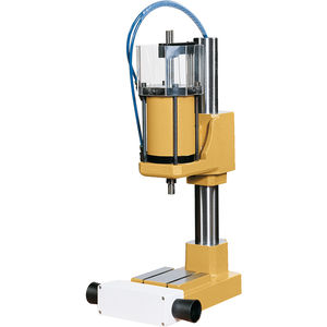 空圧式プレス机