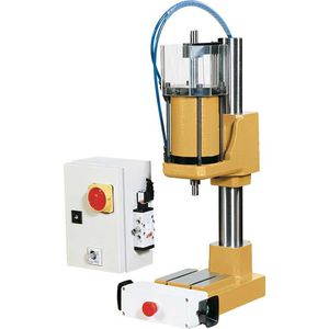 空圧式プレス机