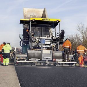 アスファルト舗装機