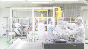 ロールによる供給熱成形機