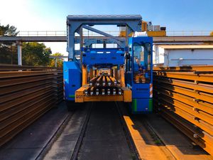 コンテナ用ストラッドル キャリア