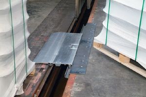 アルミニウム搭載用スロープ