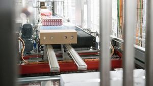 ロボット式パレット積み分け機
