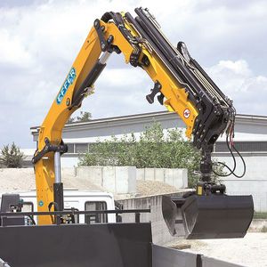 トラックへの取り付け可能クレーン