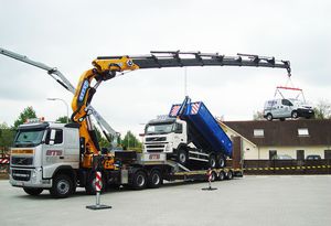 トラックへの取り付け可能クレーン