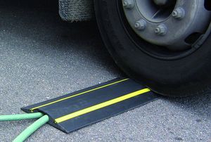車両通路用ケーブル保護 1