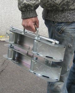 ケーブルドラム巻き出し機 1