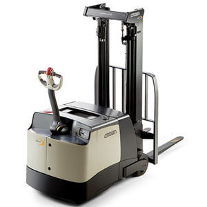 電動式スタッカートラック 1