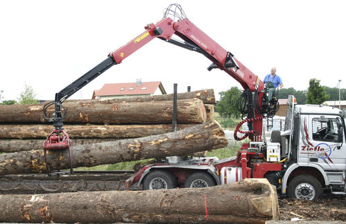 自由自在に曲がる積込機 - 2850S series - Hiab - トラック上