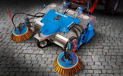 ローダー用バキュ－ムスイーパー - K series - Snowek Trombia - The future of road sweepingwww.snowek.fi - スキッドステアローダー用 / トラクター用 / 道路用