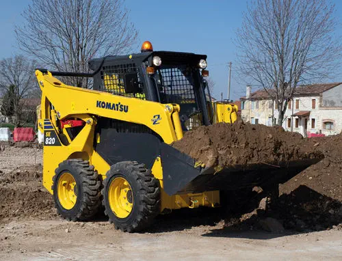 タイヤ式スキッドステアローダー - SK820-8 - Komatsu Europe