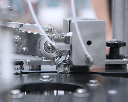 自動カプセル外し機 - Reverse C - AROL Closure systems