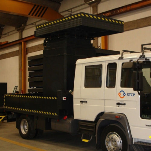 トラックへの取り付け可能シザース型高所作業車 - INCOMEF - 工場用 / 屋内外使用 / 工事現場用