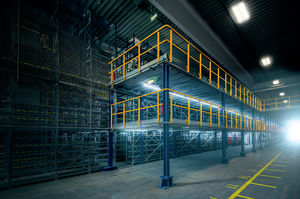 Mezanino industrial com sistema de organização