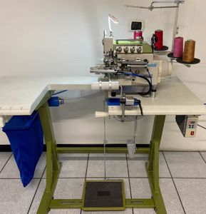 máquina de costura overlock automática