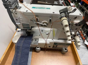 máquina de costura para jeans