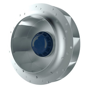 ventilador com pás inclinadas para trás