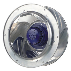 ventilador com pás inclinadas para trás