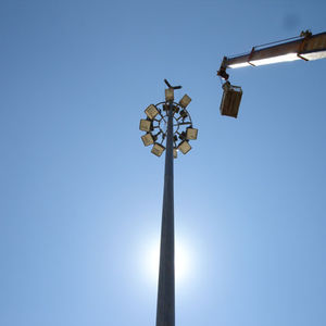 poste de iluminação com coroa de iluminação móvel