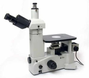 microscópio metalográfico