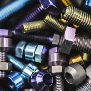 anodização de titânio