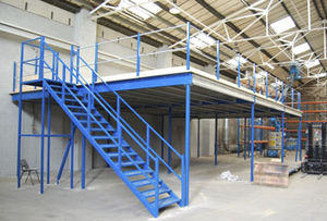 mezanino industrial com sistema de organização