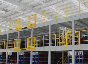 mezanino industrial com sistema de organização