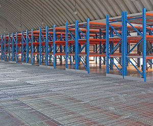 mezanino industrial sobre prateleira de paletes