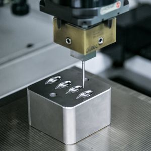 Serviço使用金属