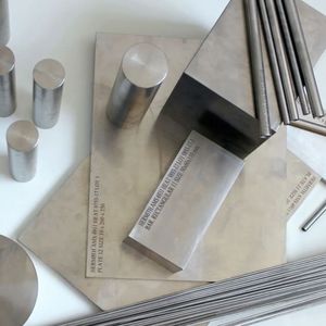 liga de titânio em placas