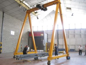 guindaste de pórtico autopropelido