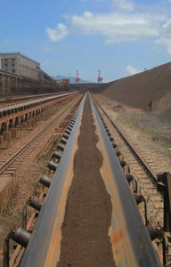 Esteira transportora de cabos de aço