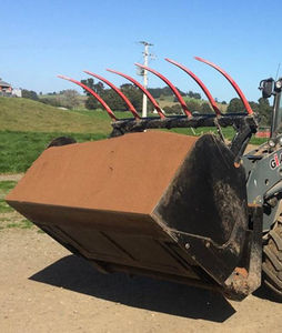 caçamba elevado derramamento