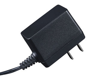 fonte de alimentação elétrica com plugue de tomada