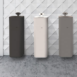 lixeira em material plástico