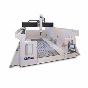 使用CNC de 3 eixos的中心
