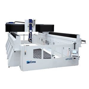 使用CNC de 5 eixos的中心