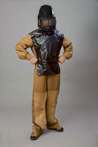 capacete de tarefas de jateamento de areia