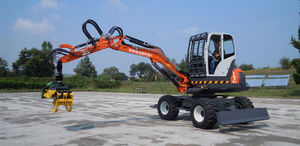 grua florestal com lança articulada