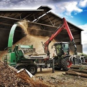 triturador de galhos montado em carreta