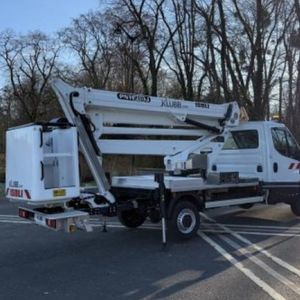 plataforma elevatória articulada montada em caminhão