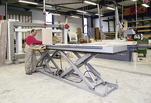 mesa elevatória de tesouras em linha