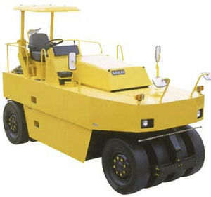 rolo compactador com pneus