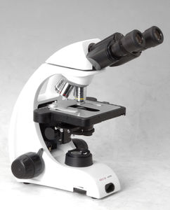 microscópio óptico