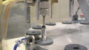 envasadora/tampadora para produtos cosméticos