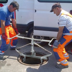 garra de manipulação de tampas de esgoto