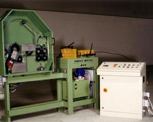 máquina de produção de peças metálicas