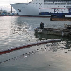 barreira de contenção de óleo