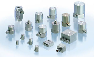 acelerômetro triaxial / piezoelétrico / para altas temperaturas / de alta sensibilidade
